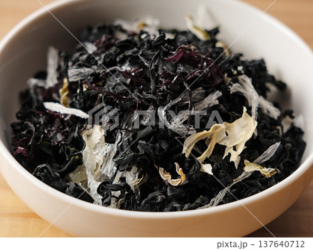 白皿に盛られた乾燥海藻サラダミックス 木目背景 137640712