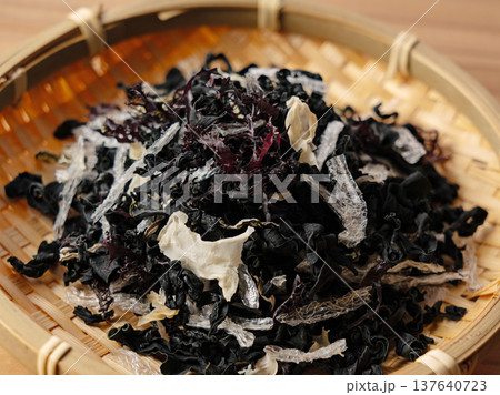 竹笊に盛られた乾燥海藻サラダミックス 木目背景 137640723