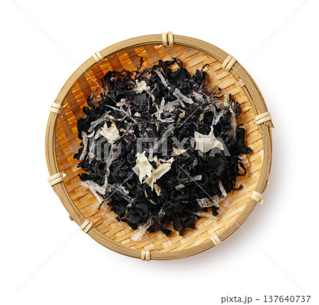 白背景に置かれた竹ざる入りの乾燥海藻サラダ（真俯瞰） 137640737