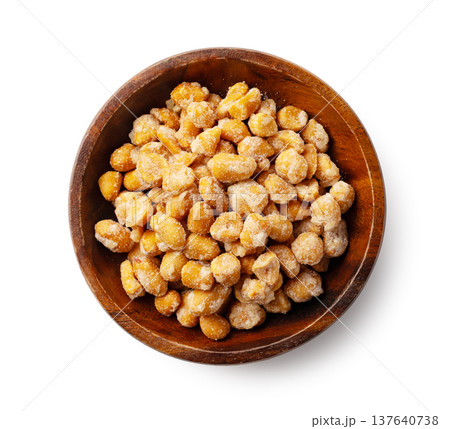 白背景に置かれた木製ボウル入りのハニーローストピーナッツの真俯瞰 137640738