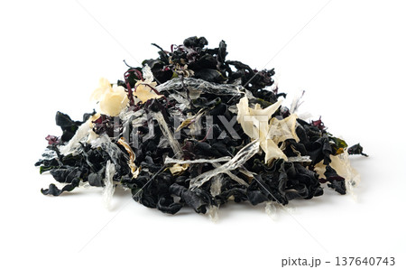 白バックに山盛りにされた乾燥海藻サラダミックス 137640743