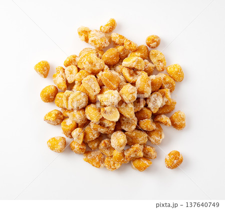 白背景に盛られたハニーローストピーナッツの俯瞰 137640749