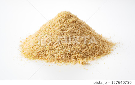 白背景に山なりに盛られた米糠(こめぬか) 白背景に山なりに盛られた米糠(こめぬか) 137640750