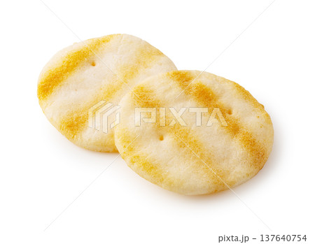 白背景に重なったサラダせんべい（米菓） 137640754