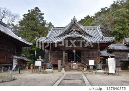 滋賀県彦根市　大洞弁財天（長寿院）本堂と青空 137640876