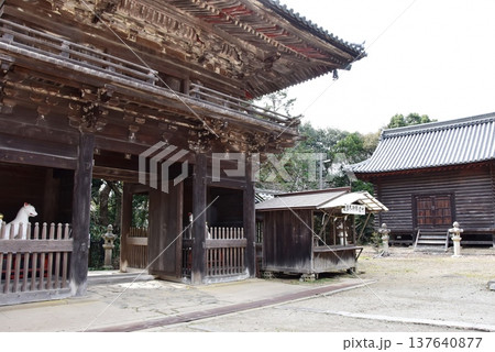 滋賀県彦根市　大洞弁財天（長寿院）楼門と境内 137640877