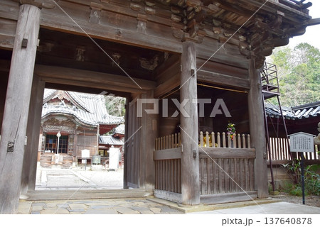 滋賀県彦根市　大洞弁財天（長寿院）楼門と本堂 137640878