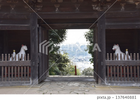 滋賀県彦根市　大洞弁財天（長寿院）楼門と彦根城眺望 137640881