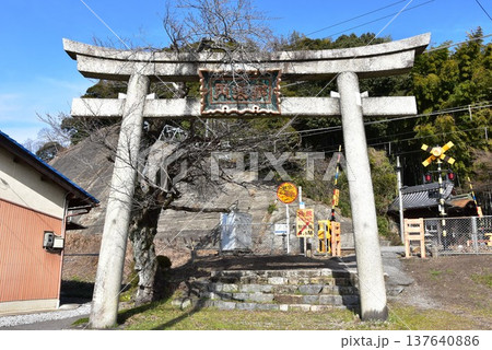 滋賀県彦根市 大洞弁財天(長寿院)の鳥居と琵琶湖線踏切 滋賀県彦根市 大洞弁財天(長寿院)の鳥居と琵琶湖線踏切 137640886