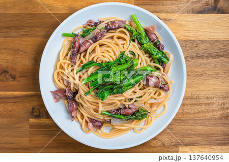 菜の花とホタルイカのパスタ 春の食材を使った和風スパゲッティ 菜の花とホタルイカのパスタ 春の食材を使った和風スパゲッティ 137640954