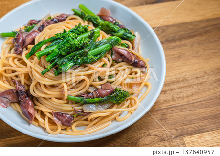 菜の花とホタルイカのパスタ 春の食材を使った和風スパゲッティ 137640957