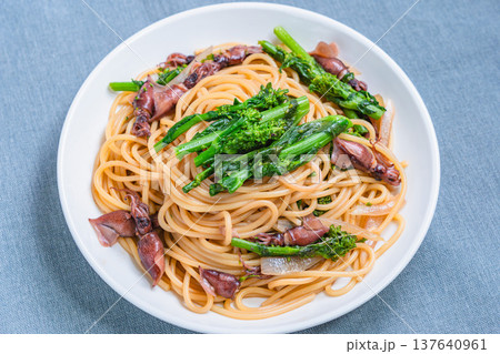 菜の花とホタルイカのパスタ 春の食材を使った和風スパゲッティ 137640961