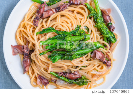 菜の花とホタルイカのパスタ 春の食材を使った和風スパゲッティ 137640965