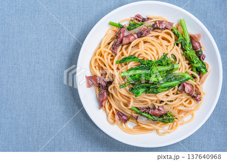 菜の花とホタルイカのパスタ 春の食材を使った和風スパゲッティ 137640968