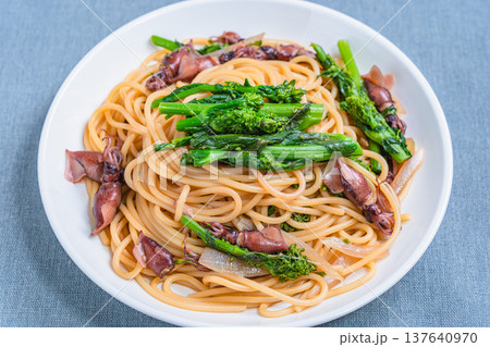 菜の花とホタルイカのパスタ 春の食材を使った和風スパゲッティ 137640970