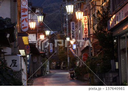 渋温泉 夜の街並み 137640981