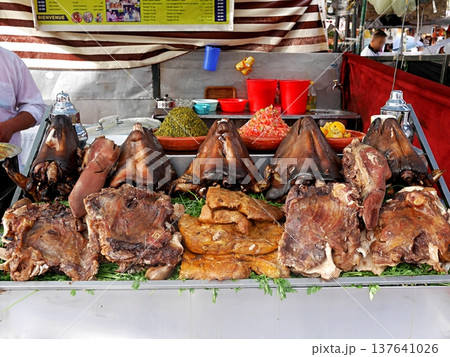 モロッコのマラケシュのジャマ・エル・フナ広場の屋台の羊の頭の料理 モロッコのマラケシュのジャマ・エル・フナ広場の屋台の羊の頭の料理 137641026