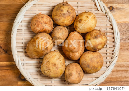 ざるにのせた新じゃがいも 137641074