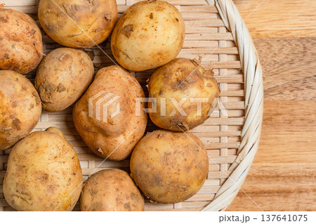 ざるにのせた新じゃがいも 137641075