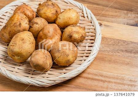 ざるにのせた新じゃがいも ざるにのせた新じゃがいも 137641079