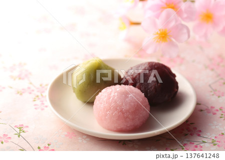日本の伝統的な春に食べる和菓子の桜餅 137641248