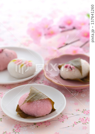 日本の伝統的な春に食べる和菓子の桜餅 137641260