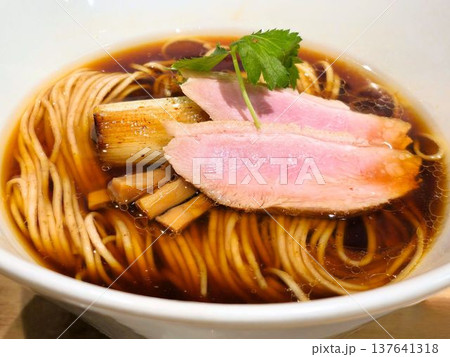 ローストされた鴨肉と長葱の入ったラーメンを食べる ローストされた鴨肉と長葱の入ったラーメンを食べる 137641318
