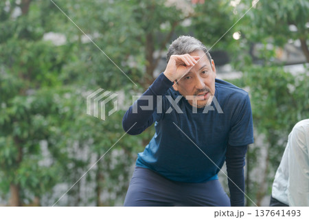 ジョギングをして疲れた夫婦 137641493