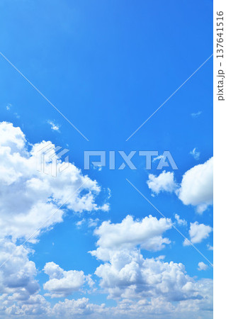 夏の青空と雲 137641516