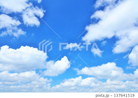 夏の青空と雲 夏の青空と雲 137641519