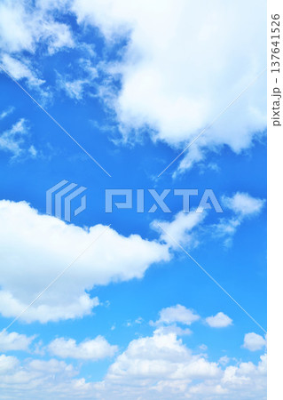 夏の青空と雲 夏の青空と雲 137641526