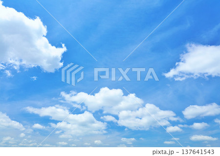 夏の青空と雲 夏の青空と雲 137641543