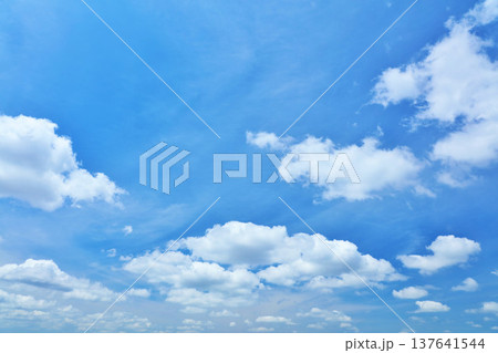 夏の青空と雲 137641544