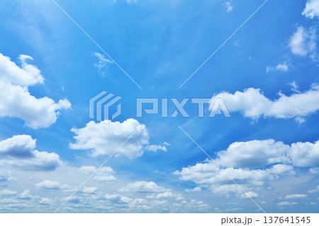 夏の青空と雲 137641545