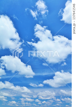 夏の青空と雲 137641546