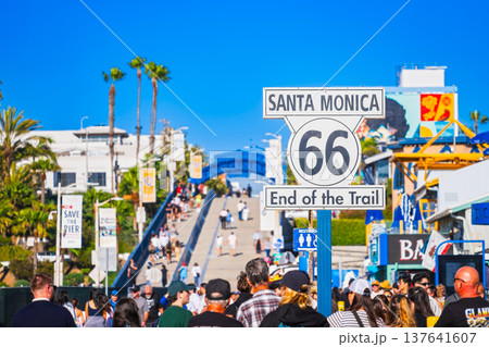 サンタモニカ・ピア ルート66の終点サイン ※一部ソフトフォーカス サンタモニカ・ピア ルート66の終点サイン ※一部ソフトフォーカス 137641607