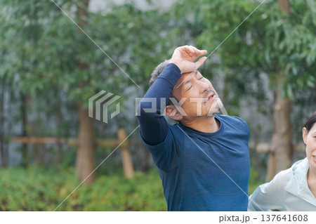 運動をしてヘトヘトになった夫婦 137641608