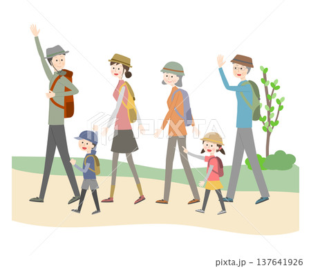 ハイキングをしている三世代家族 ハイキングをしている三世代家族 137641926