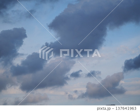 黒い雲　黒い太陽　黒い空 137641963