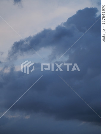 黒い雲　黒い太陽　黒い空 137641970