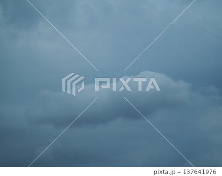 黒い雲　黒い太陽　黒い空 137641976