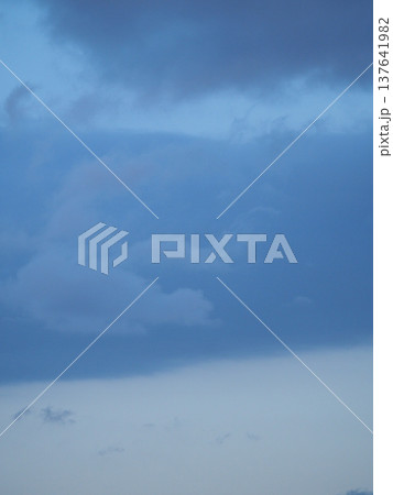 黒い雲　黒い太陽　黒い空 137641982