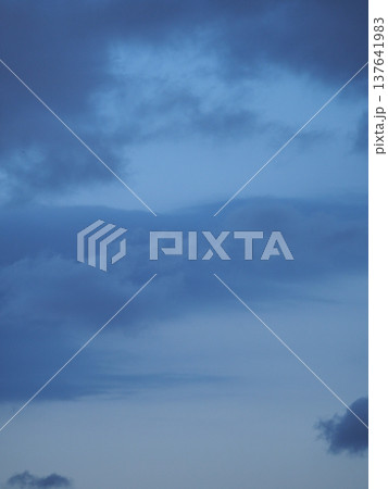 黒い雲　黒い太陽　黒い空 137641983