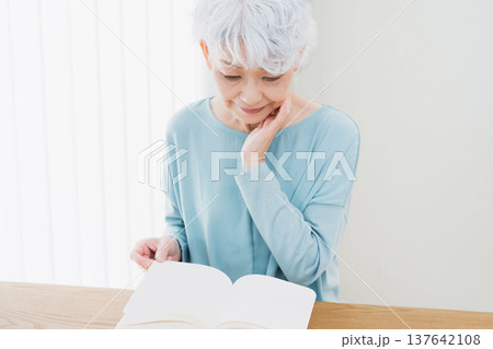 読書するシニア女性 読書するシニア女性 137642108