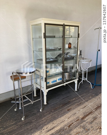 昔の病院にあった、医療用キャビネット(医療棚) 昔の病院にあった、医療用キャビネット(医療棚) 137642607