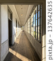 古い洋館（西洋建築）の廊下 137642635