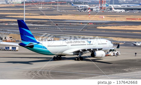 ガルーダ航空 羽田空港 出発 飛行機 機体 ガルーダ航空 羽田空港 出発 飛行機 機体 137642668