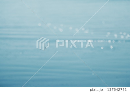 穏やかな海　玉ボケ　背景素材 137642751