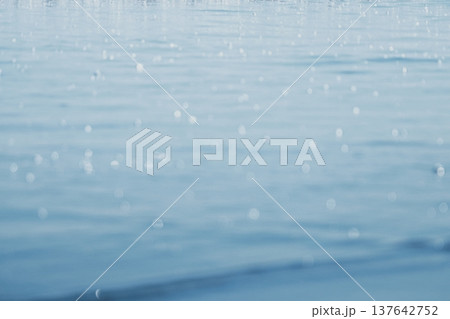 穏やかな海 玉ボケ 背景素材 穏やかな海 玉ボケ 背景素材 137642752