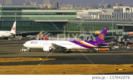 タイ航空 羽田空港 飛行機 プッシュバック 137642878
